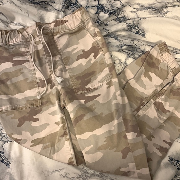 Selling a tan army coloured American Eagle. Size 4 in great condition.